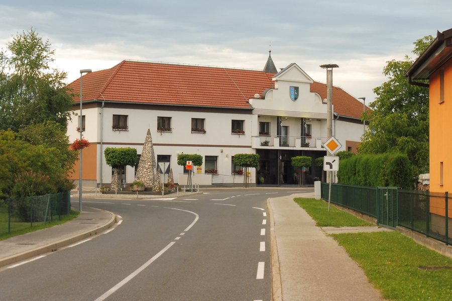 File:Velika Polana - središče.jpg