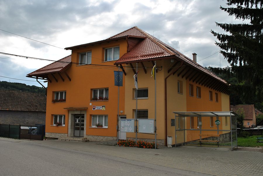 File:Kalameny - obecný úrad.jpg