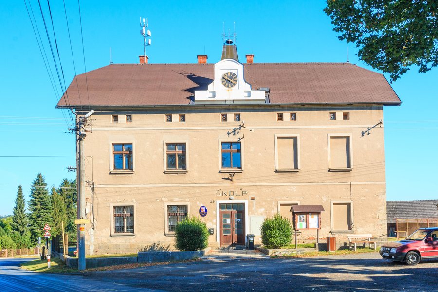 File:Újezd pod Troskami - bývalá škola.jpg