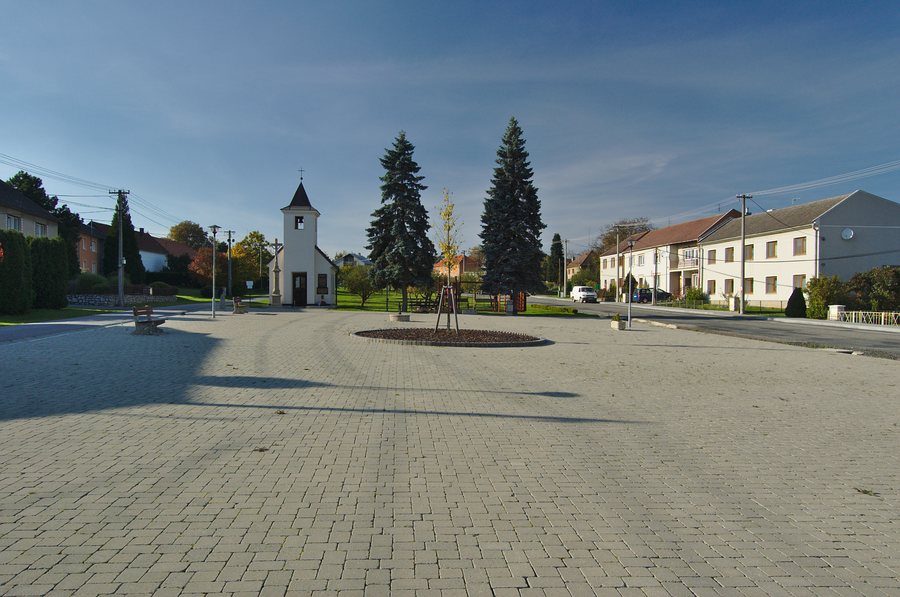File:Kaple Nanebevzetí Panny Marie, Rakůvka, okres Prostějov (04).jpg