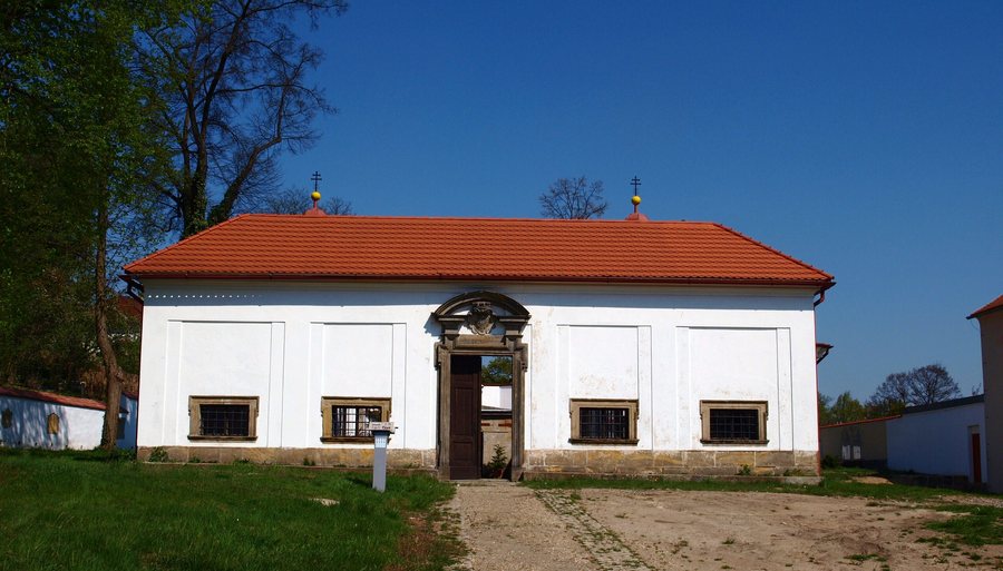 File:Boží hrob Mimoň.JPG