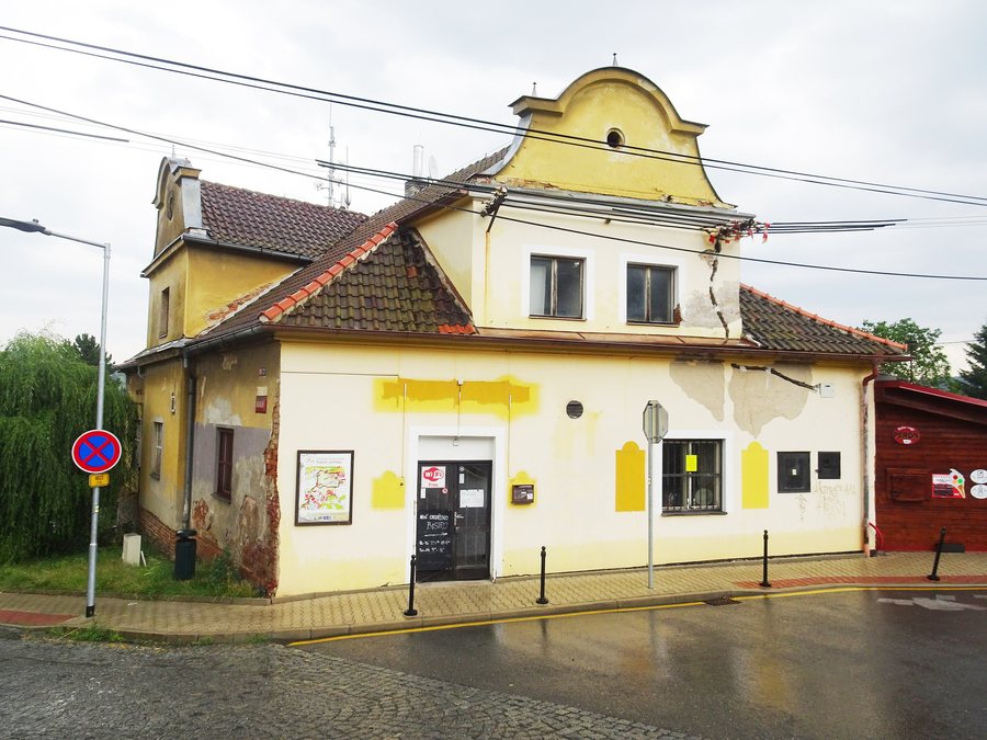 File:Mnichovice, Bistro-Caffé Perón.jpg