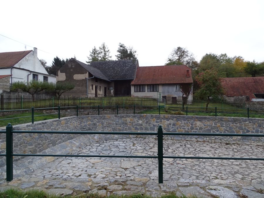 File:Mořinka čp. 10 a nádrž (01).jpg