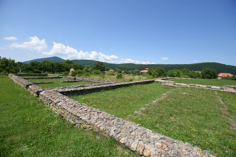 File:Ulpia Traiana Sarmizegetusa – România – 9 iulie 2021 (115).jpg