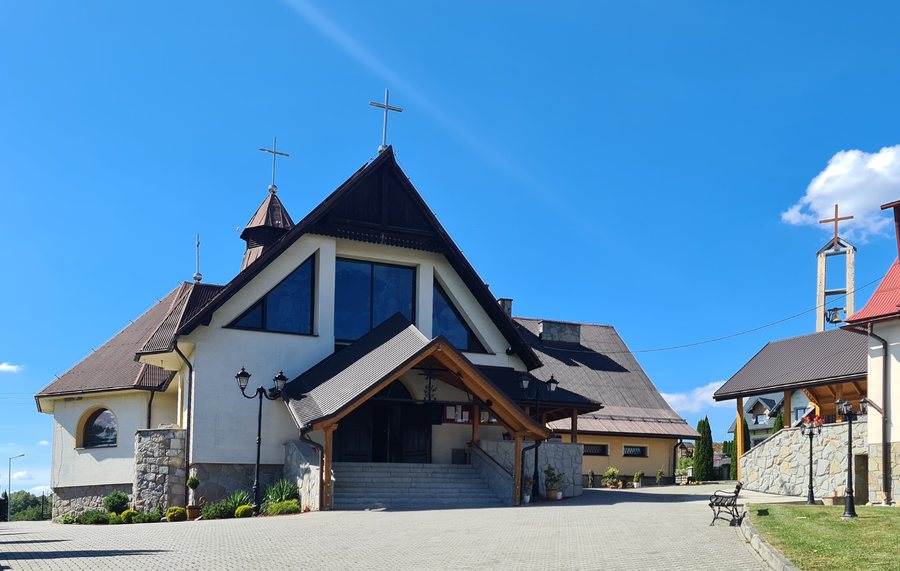 File:Saint Joseph church in Krośnica - general view.jpg