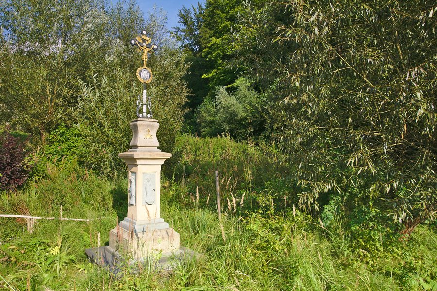 File:Kříž u silnice v Nectavském údolí, Dzbel, okres Prostějov.jpg