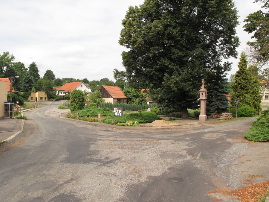 File:Náves se zvoničkou, Prusice.JPG