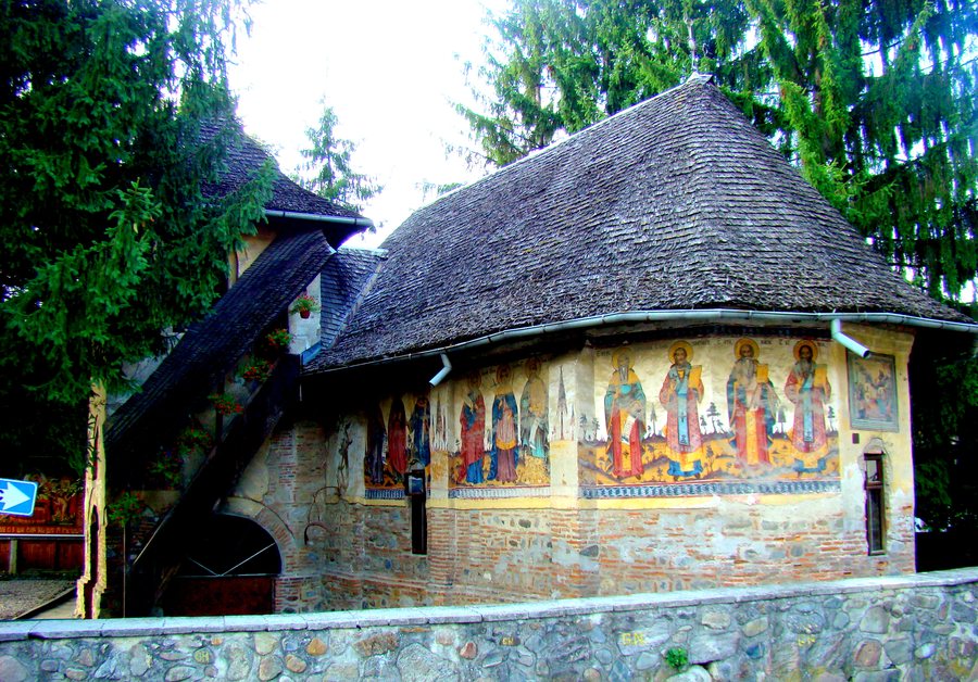 File:Biserica Adormirea Maicii Domnului - Olari din Curtea de Argeș.jpg