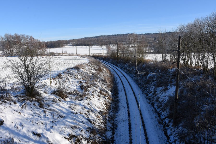 File:Kaliště(JI)-trať-z-mostu-v-polích-na-východ2016.jpg