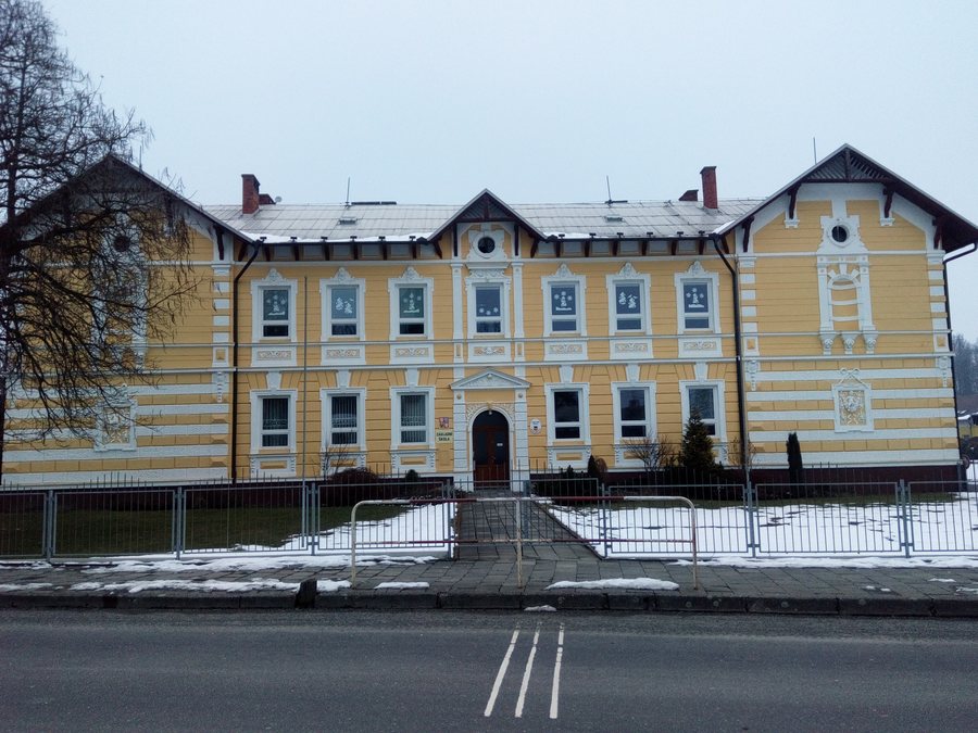 File:Základní škola Bravantice.jpg