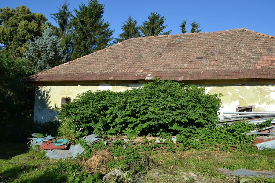 File:Skerešovo - Stará fara.jpg