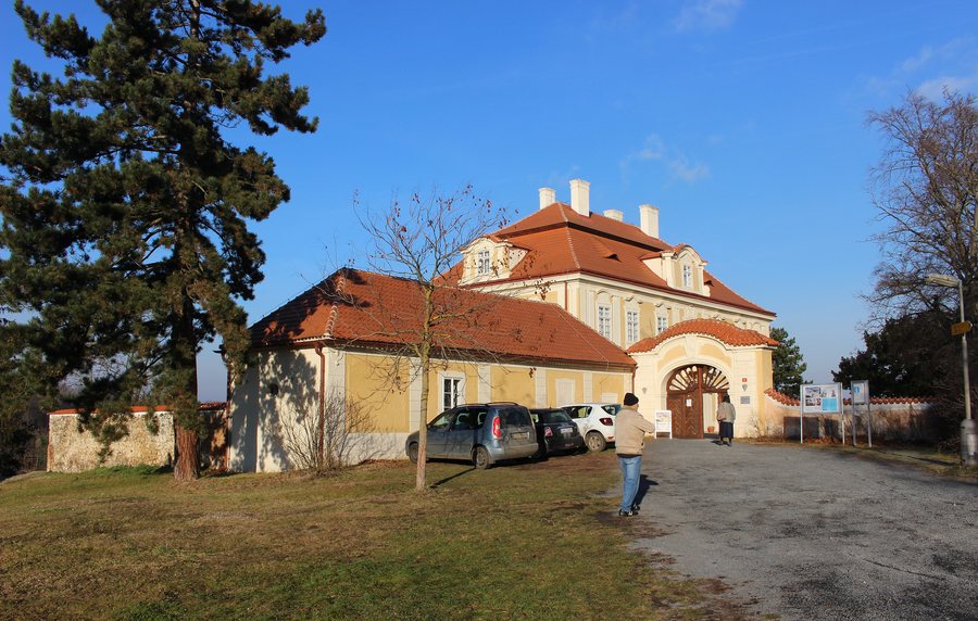 File:Horní zámek Panenské Břežany 2021 09.jpg