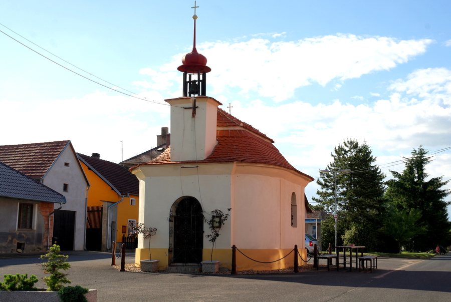File:Kaple, Na Návsi, Žabovřesky nad Ohří, okres Litoměřice 01.JPG