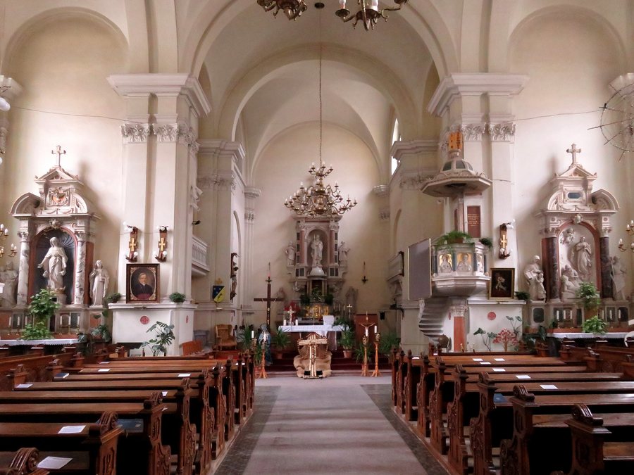 File:Dol pri Hrastniku - church interior.jpg