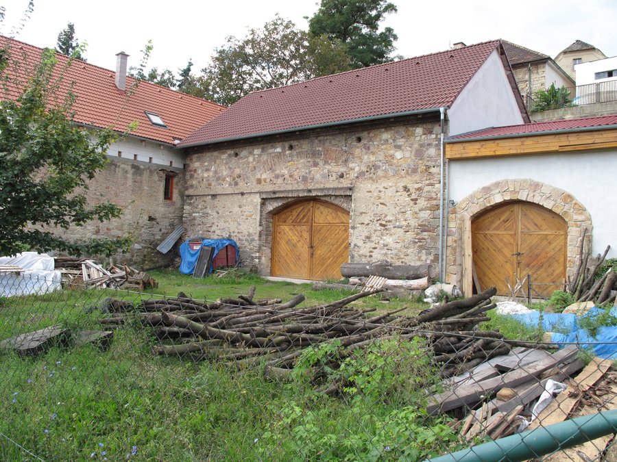 File:Malé Žernoseky, dvorek.JPG