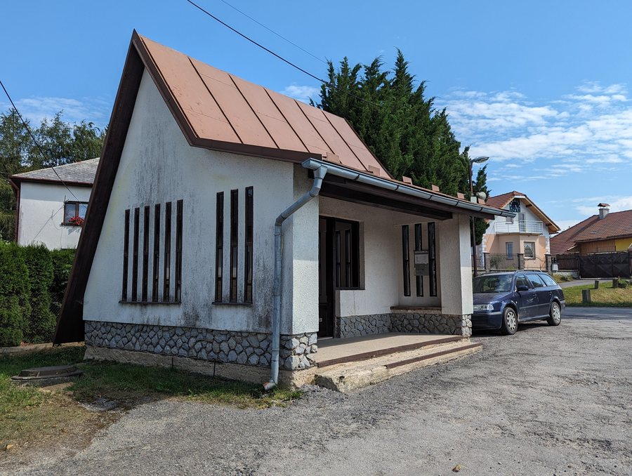 File:A bus stop in Dobroutov.jpg