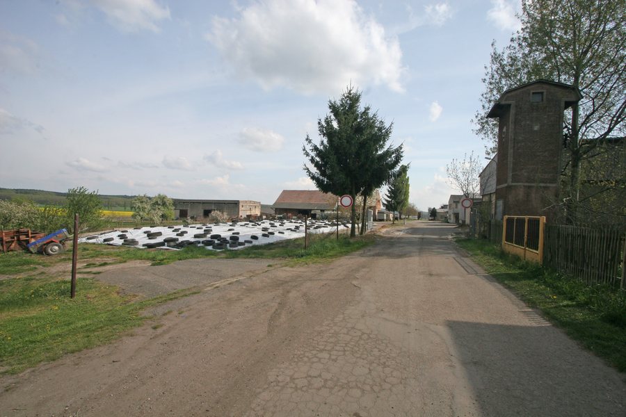 File:Chroustov farma.JPG