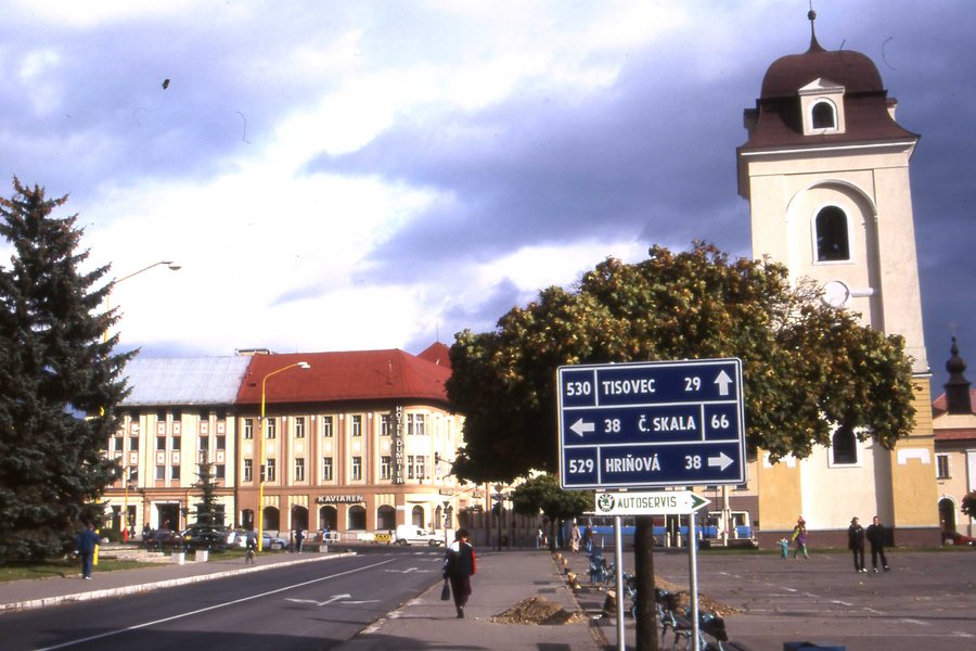File:Road sign in Brezno, Slovakia. October 1999.jpg