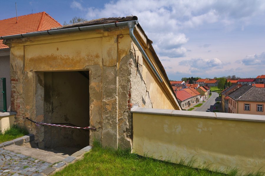 File:Kryté schodiště od kostela, Určice, okres Prostějov.jpg