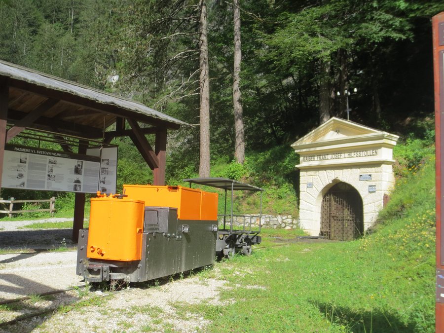 File:Log pod Mangartom (Bretto) galleria di scarico delle acque delle ex miniere di Cave del Predil - panoramio.jpg