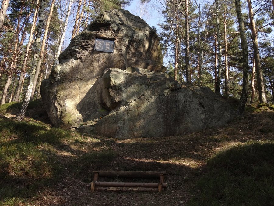 File:Proseč pod Ještědem - Hrubá skála s pamětní deskou (1).JPG