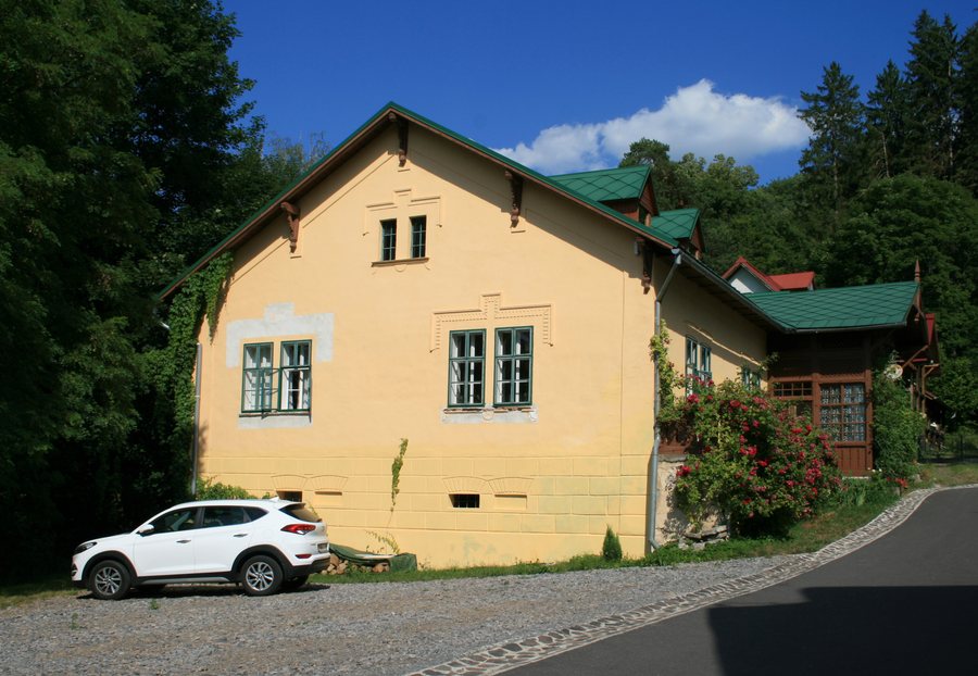 File:Svätý Anton, Slovakia - house with the wooden porch.JPG