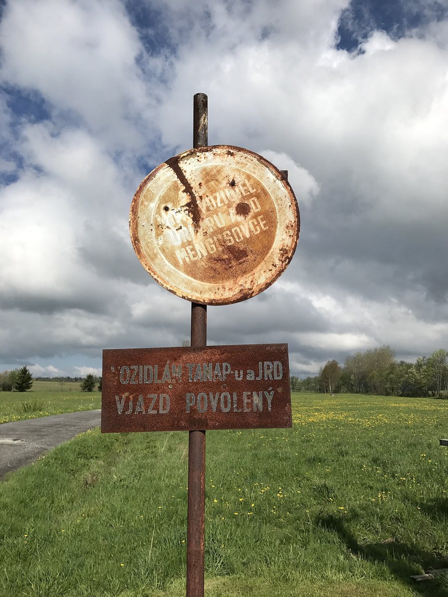 File:Mengusovce rusty sign 2017.jpg
