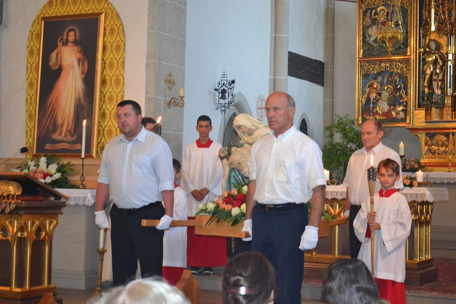 File:Stará Halič - Sviatok Panny Márie Sedembolestnej, procesia.jpg