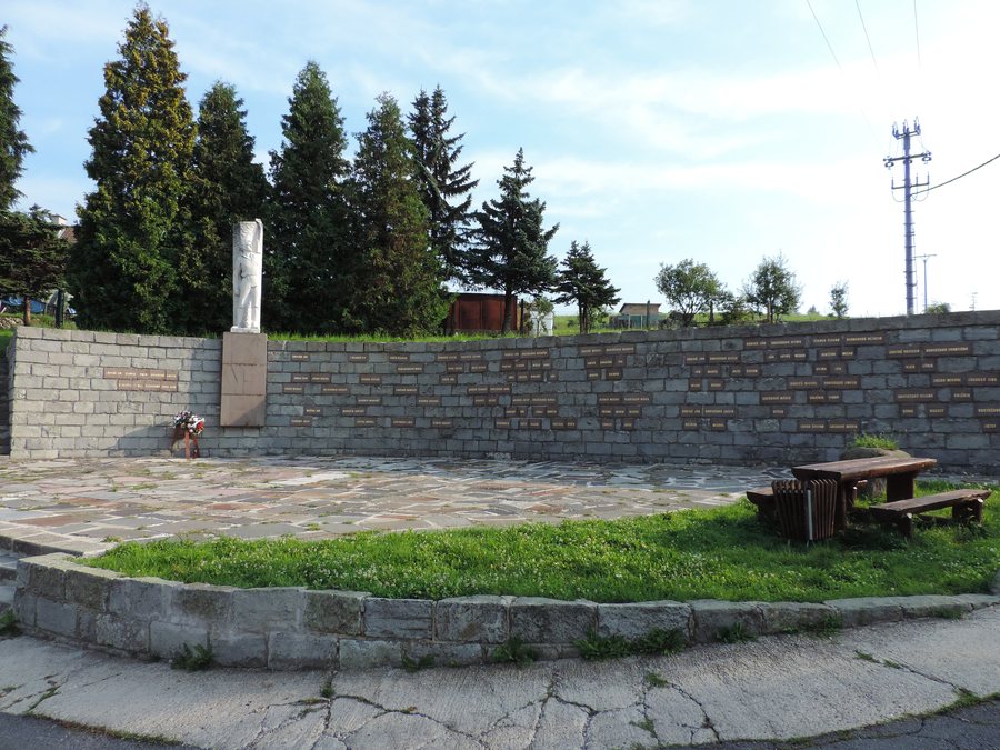 File:Ilija - pamätník - panoramio.jpg