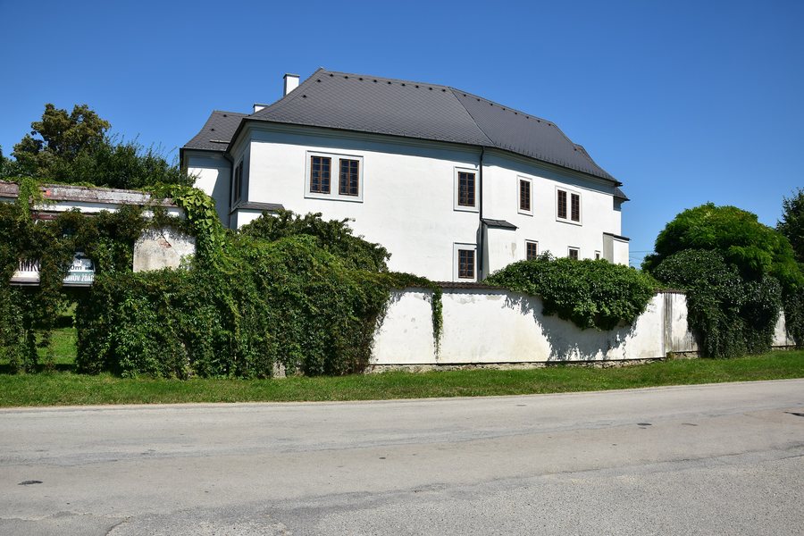 File:Pluhův Žďár 2020-07-31 Zámek.jpg