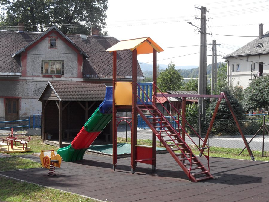 File:Skorošice G. Dětské hřiště.jpg