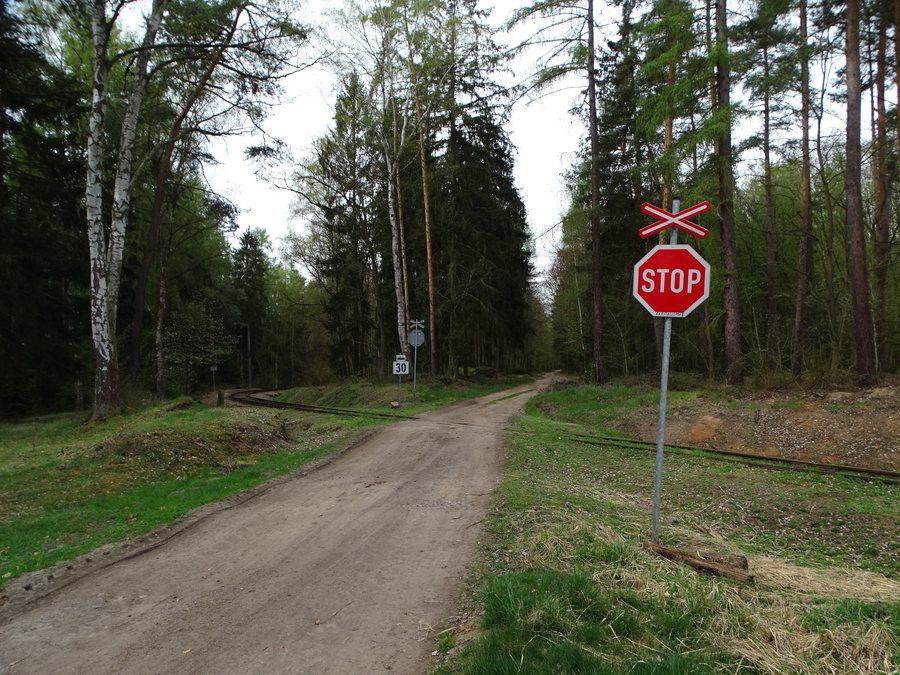 File:Nový Dvůr (Chrášťany), přejezd P225 a bývalá zastávka Lišany u Rakovníka (01).jpg