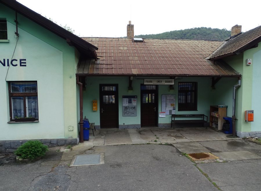 File:Nádraží Měchenice (03).jpg