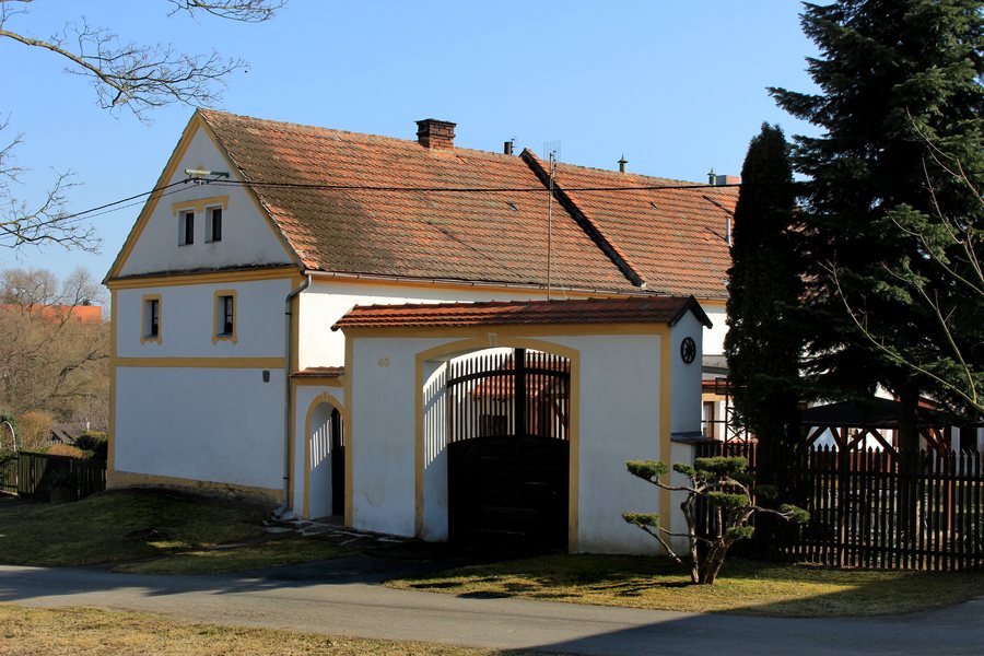 File:Hněvnice, old farm.jpg