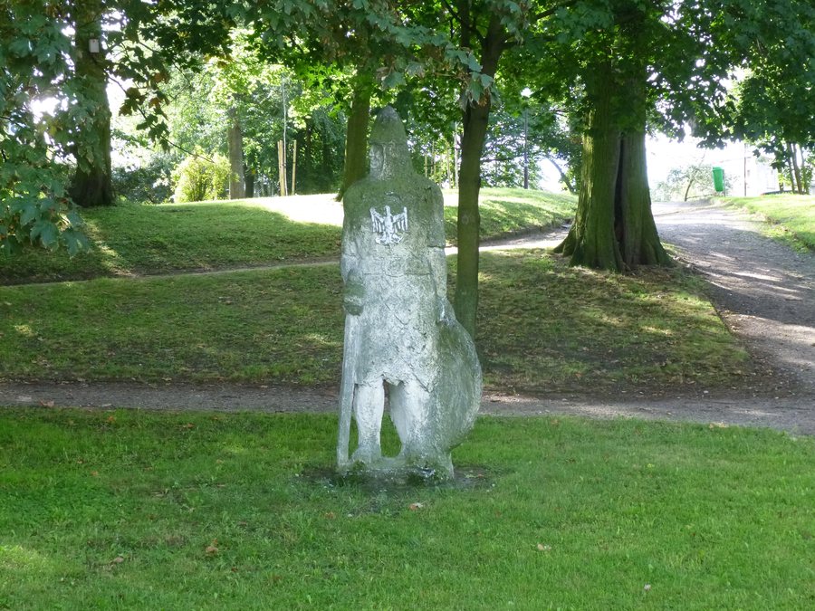 File:Wągrowiec, promenada wzdłuż brzegu Jeziora Durowskiego. Pomnik woja.jpg