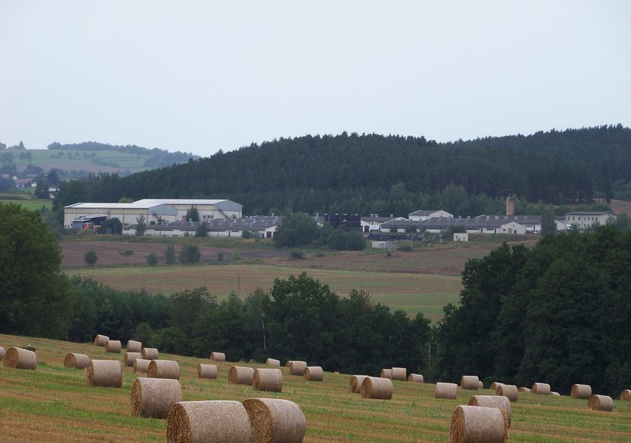 File:Nihošovice, zemědělský areál, od jihovýchodu.jpg
