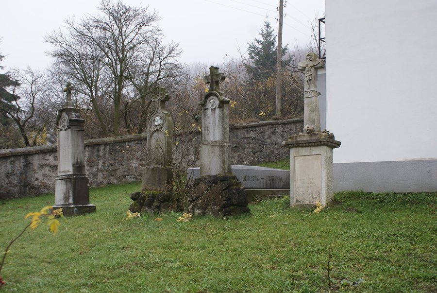 File:Pila gravestones at the church.JPG
