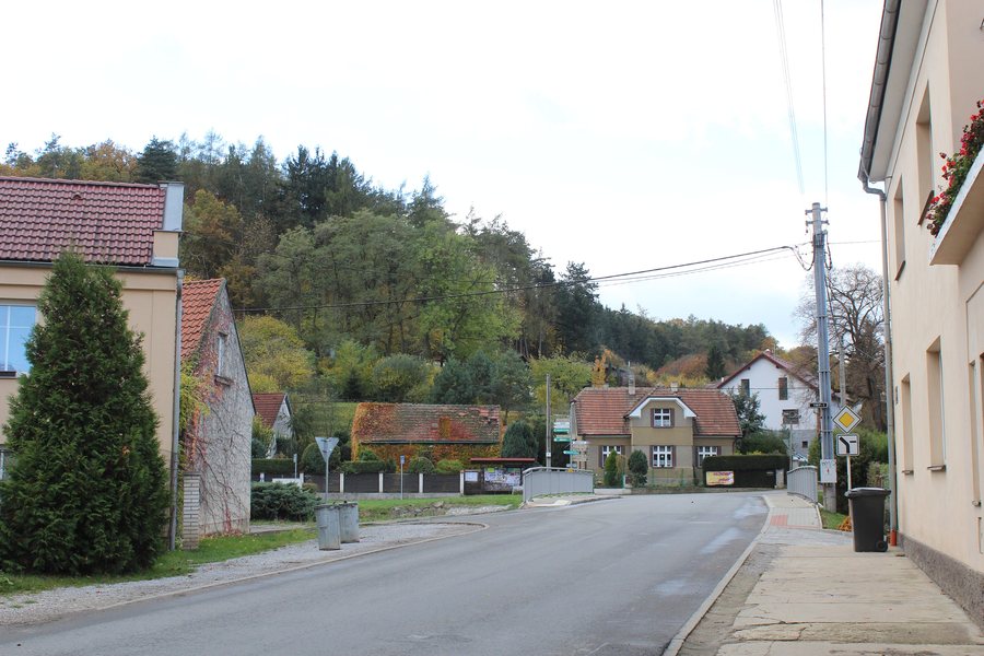 File:039 Zadní Třebaň ul. Pod Květy ZJZ.jpg