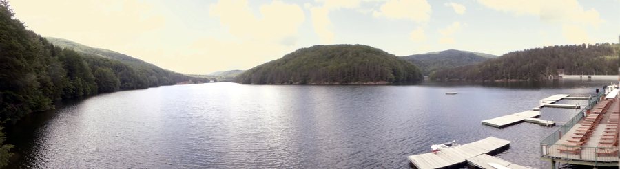 File:Lago Văliug, panoramo de NE, 1.jpeg