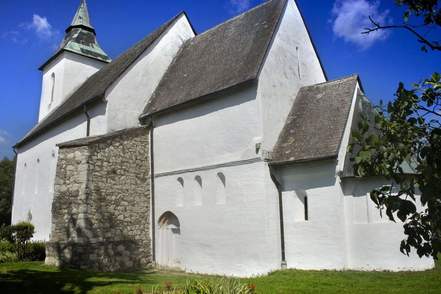 File:Vizsoly Reformed Romanesque church - XIII century Hungary.jpg