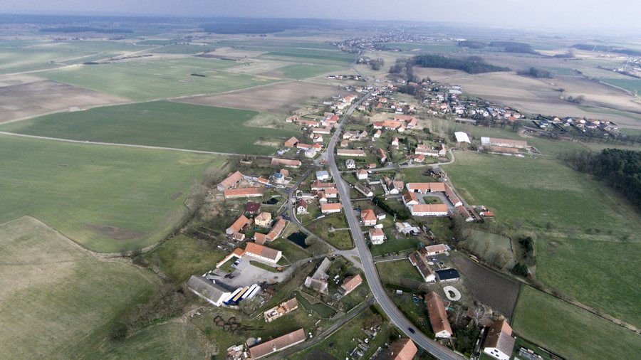 File:Letecký snímek Choteč (Pardubice).jpg