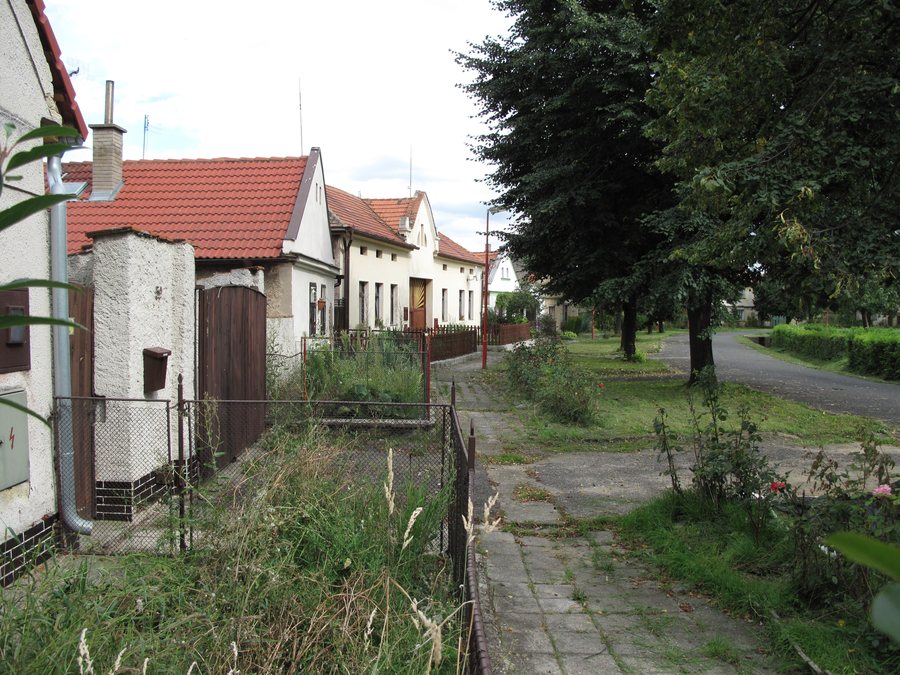 File:Slatina (okres Litoměřice), domy na návsi.JPG