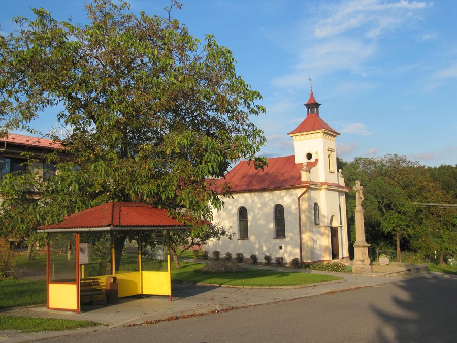 File:Karlovice (ZL), zastávka.jpg