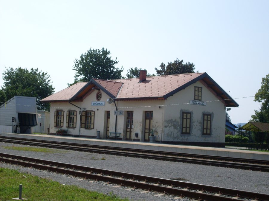 File:Moskanjci-train station.jpg