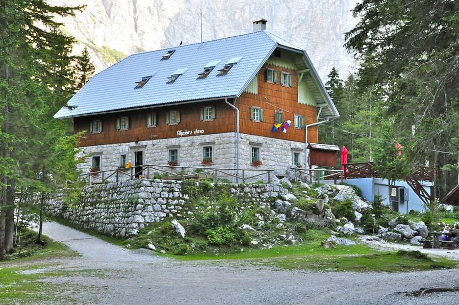 File:Kranjska Gora Mojstrana Vrata Aljažev dom 2011-08-26 722.jpg
