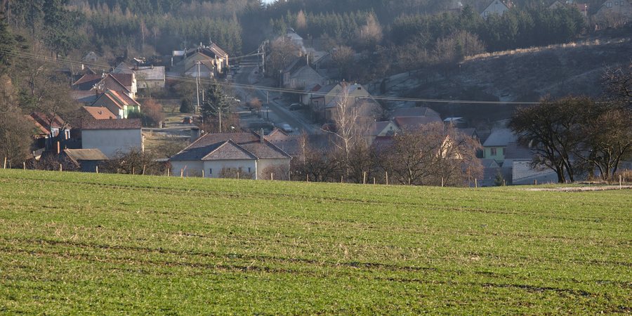 File:Pohled na obec od západu, Kuničky, okres Blansko.jpg