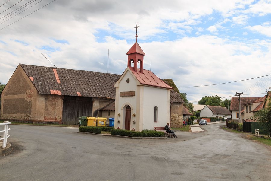 File:Kněžice u Ronova nad Doubravou kaple.jpg