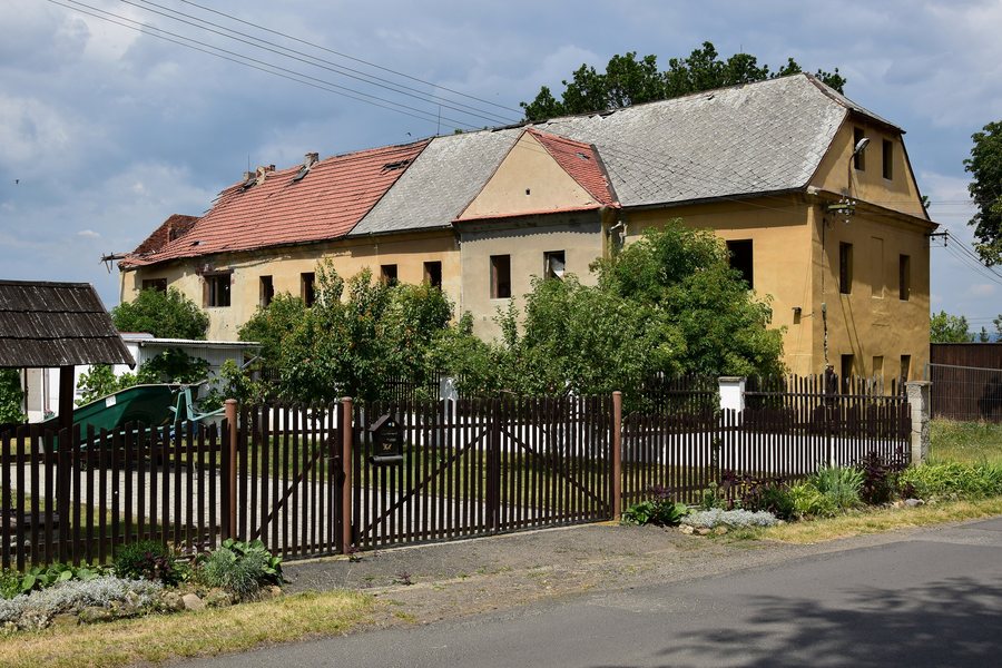 File:Vadkovice 2019-07-18 Opuštěné domy.jpg