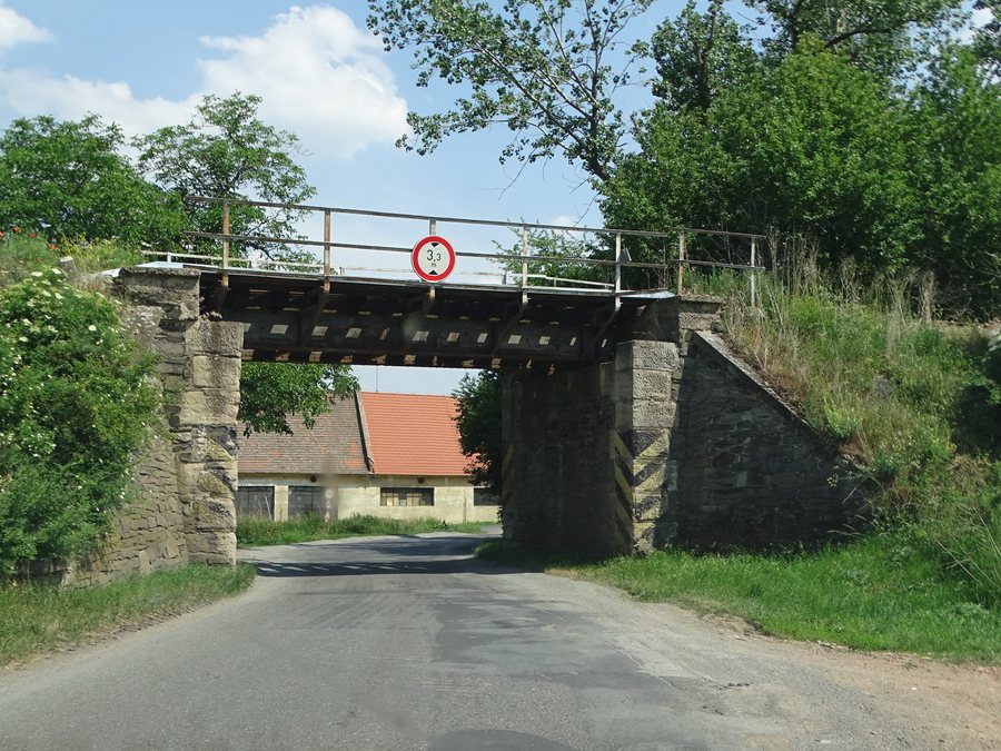 File:Lichoceves, železniční most.jpg