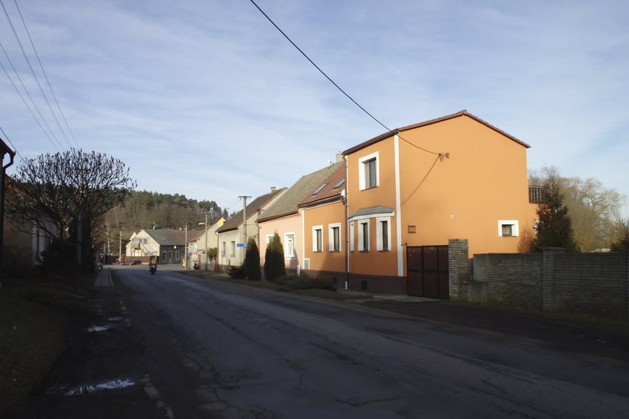 File:Třebichovice, hlavní silnice II.jpg